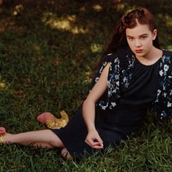Brillos y volúmenes de Miu Miu con Hailee Steinfeld