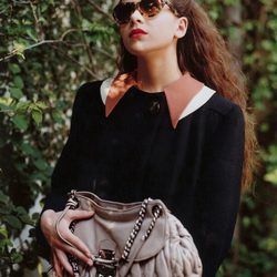 Hailee Steinfeld con gafas de sol de carey de Miu Miu