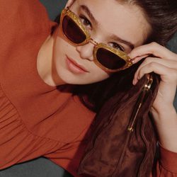 Hailee Steinfeld con gafas de sol de pasta de Miu Miu