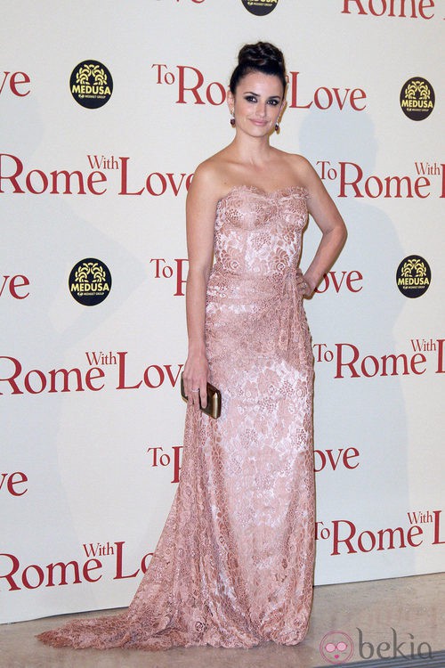 Penélope Cruz con un diseño de Dolce & Gabbana en el estreno de 'To Rome With Love'