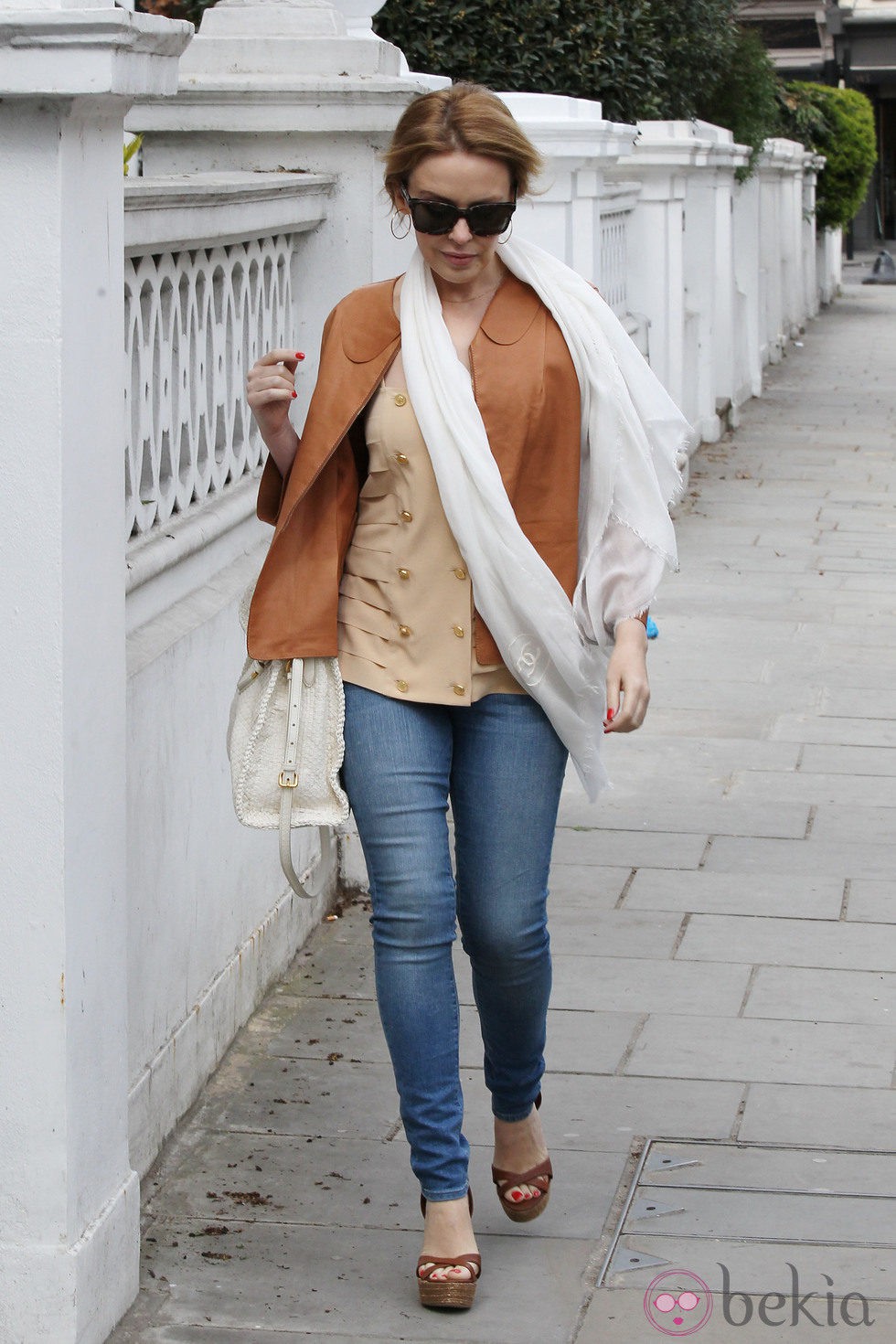 Kylie Minogue se apunta a los colores camel