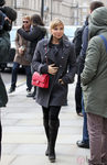 Elsa Pataky con abrigo girs y bolso rojo de Chanel 