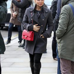 Elsa Pataky con abrigo girs y bolso rojo de Chanel 
