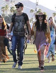 Vanessa Hudgens con cazadora de flecos en Coachella 2012