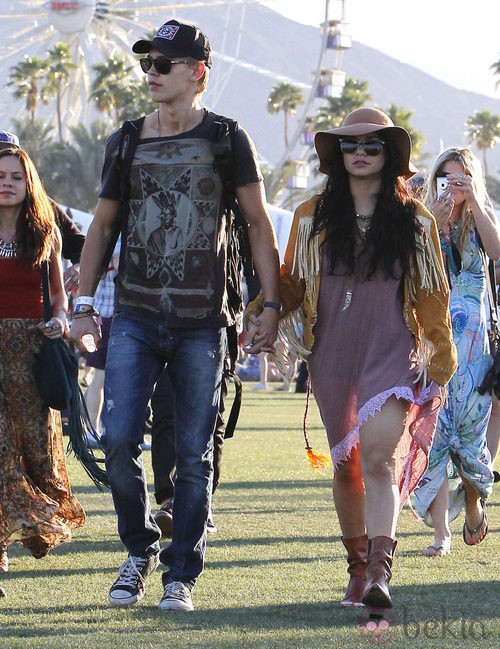 Vanessa Hudgens con cazadora de flecos en Coachella 2012