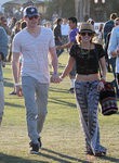 Emma Roberts con top de encaje negro en Coachella 2012