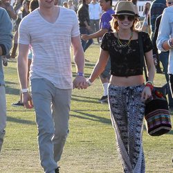 Emma Roberts con top de encaje negro en Coachella 2012