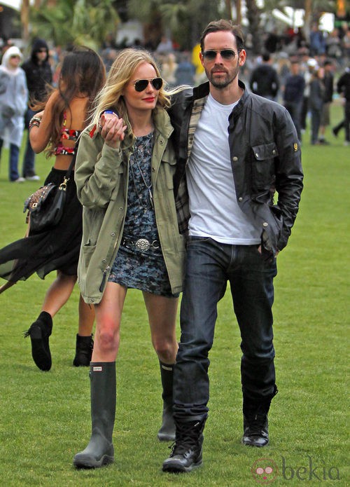 Kate Bosworth con botas Hunter en Coachella 2012