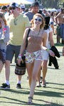 Emma Roberts con shorts de estampado floral en Coachella 2012