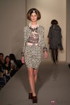 Traje de chaqueta en brocados en tonos verdes y rosa de Oscar de la Renta temporada otoño/invierno 2012-2013