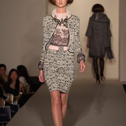 Traje de chaqueta en brocados en tonos verdes y rosa de Oscar de la Renta temporada otoño/invierno 2012-2013