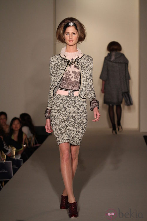 Traje de chaqueta en brocados en tonos verdes y rosa de Oscar de la Renta temporada otoño/invierno 2012-2013