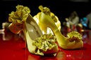 Zapatos en color amarillo en la exposión de Christian Louboutin en Londres