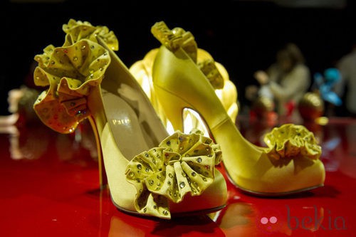Zapatos en color amarillo en la exposión de Christian Louboutin en Londres