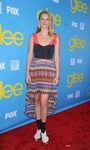 Heather Morris con falda 'tail hem' de Forever 21