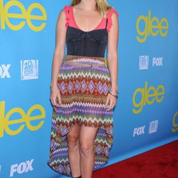 Heather Morris con falda 'tail hem' de Forever 21