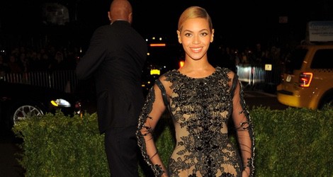 Beyoncé con diseño de Givenchy en la gala del MET 2012