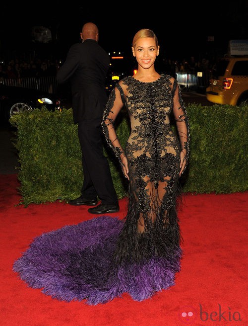 Beyoncé con diseño de Givenchy en la gala del MET 2012