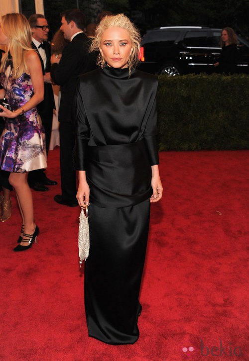 Mary Kate Olsen con un recatado diseño de The Row en la gala del MET 2012