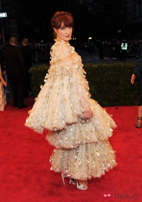 Florence Welch con un voluminoso vestido en la gala del MET 2012