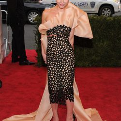 Christina Ricci con un vestido de volantes de Thakoon en la gala del MET 2012
