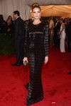 Rosie Huntington-Whiteley de Burberry en la gala del MET 2012