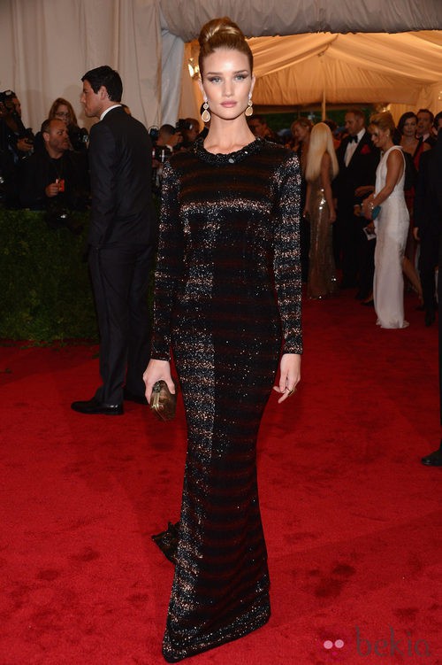 Rosie Huntington-Whiteley de Burberry en la gala del MET 2012