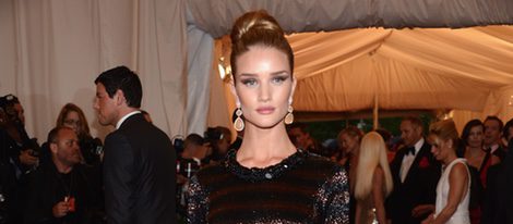 Rosie Huntington-Whiteley de Burberry en la gala del MET 2012