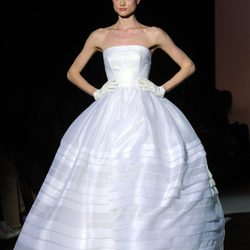 Vestido de novia con volumen de Rosa Clará en la Pasarela Gaudí Novias 2012