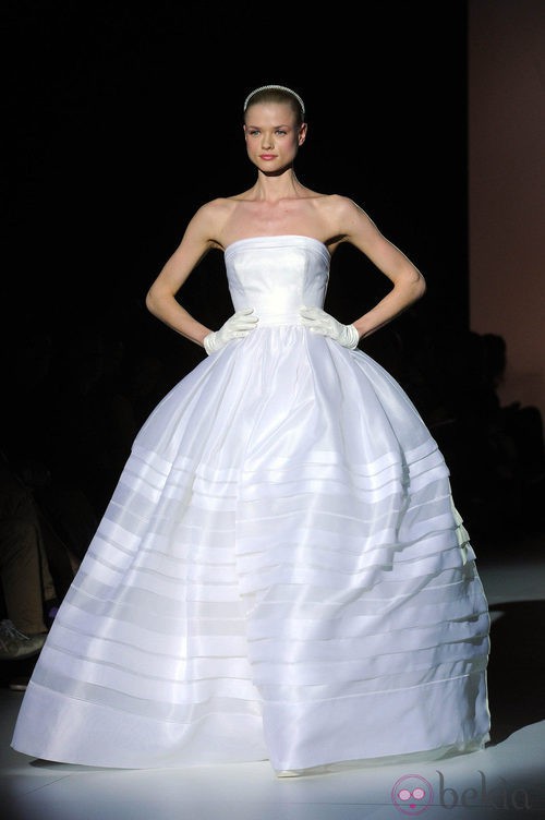 Vestido de novia con volumen de Rosa Clará en la Pasarela Gaudí Novias 2012