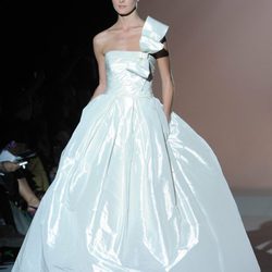 Vestido de novia satinado de Rosa clará en la Pasarela Gaudí Novias 2012
