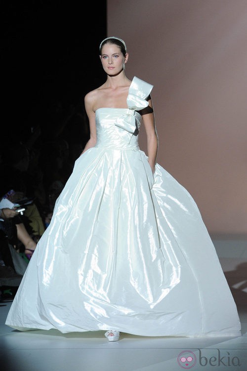 Vestido de novia satinado de Rosa clará en la Pasarela Gaudí Novias 2012