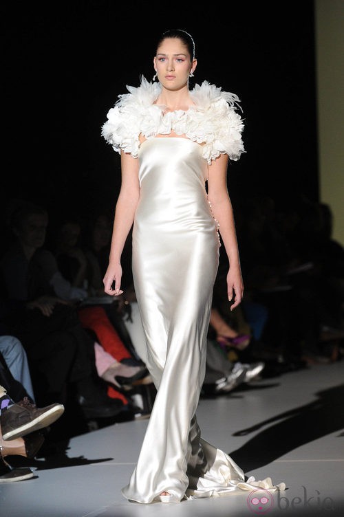 Vestido de novia con torera de Rosa Clará en la Pasarela Gaudí Novias 2012