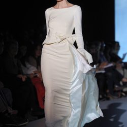 Vestido de novia ajustado de Rosa Clará en la Pasarela Gaudí Novias 2012