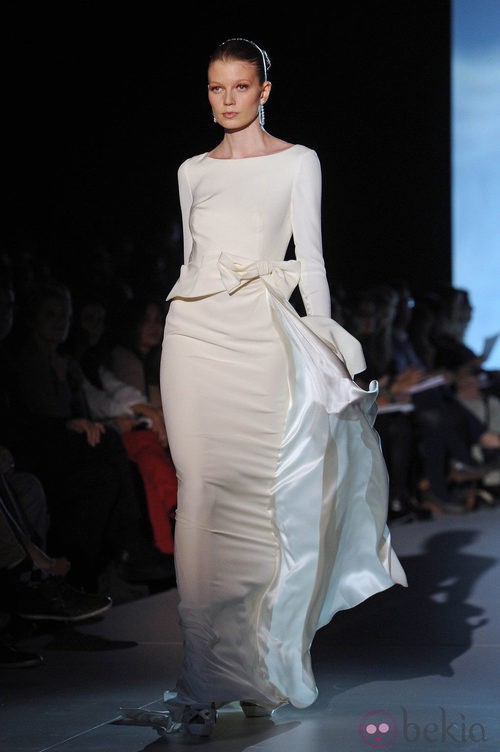 Vestido de novia ajustado de Rosa Clará en la Pasarela Gaudí Novias 2012