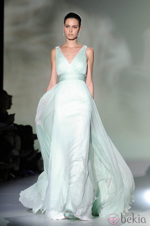 Vestido de novia verde mint de Rosa Clará en la Pasarela Gaudí Novias 2012