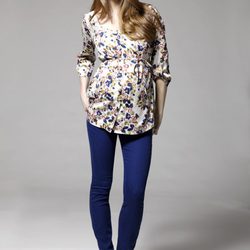 Camisa con estampado floral de la colección premamá de Jessica Simpson