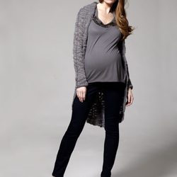 Camiseta y chaqueta de punto gris de la colección premamá de Jessica Simpson