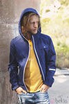 Chaqueta azul y camiseta amarilla de la colección Lee primavera/verano 2012
