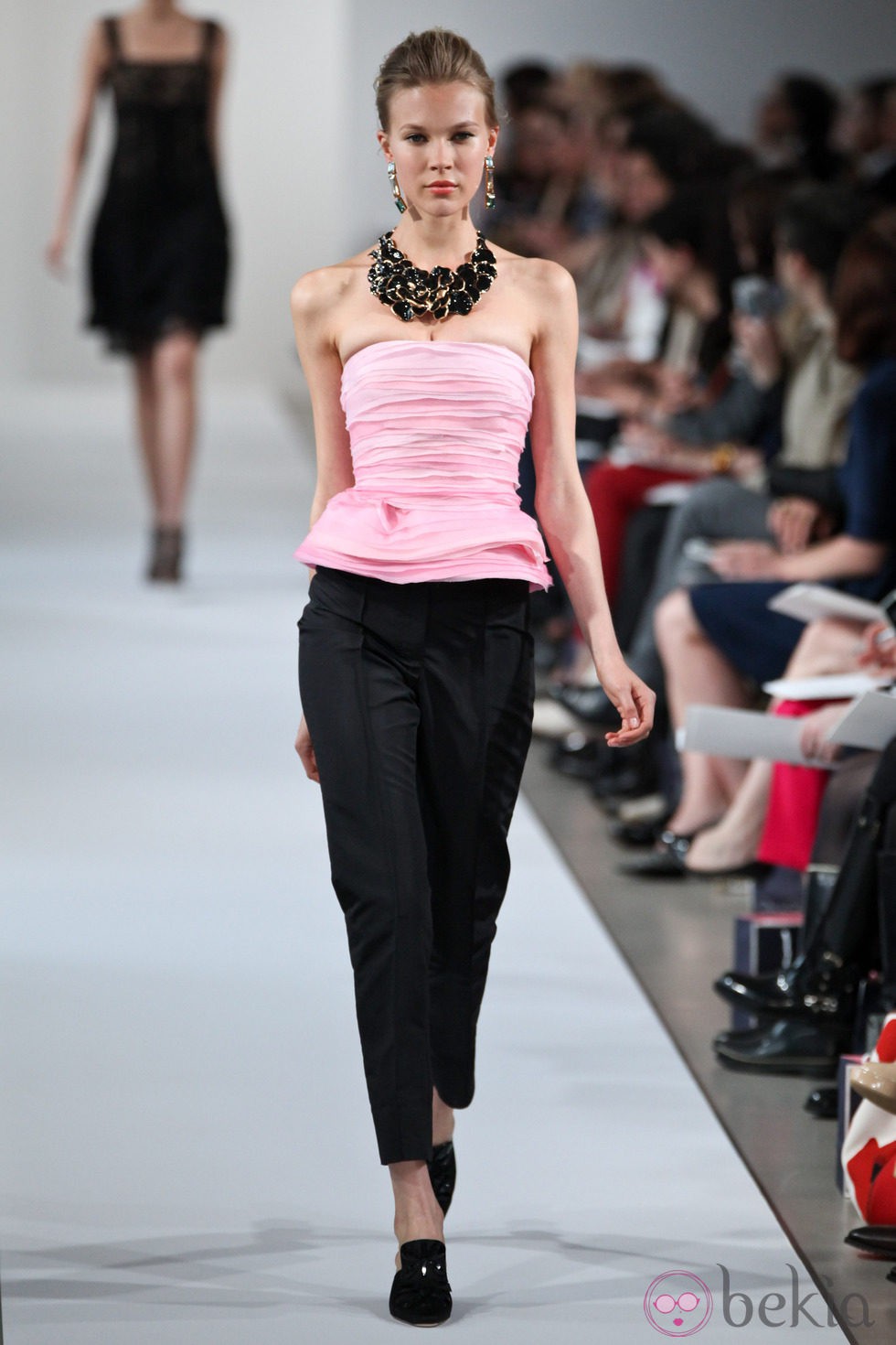 Top rosa y pantalones negros de la Colección Crucero 2013 de Oscar de la Renta