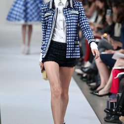 Chaqueta de cuadros y shorts negros de la Colección Crucero 2013 de Oscar de la Renta.