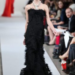 Vestido largo negro de la Colección Crucero de Oscar de la Renta
