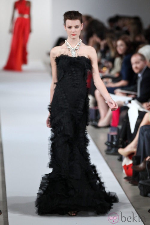 Vestido largo negro de la Colección Crucero de Oscar de la Renta