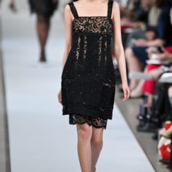 Vestido negro de tirantes de la Colección Crucero 2013 de Oscar de la Renta