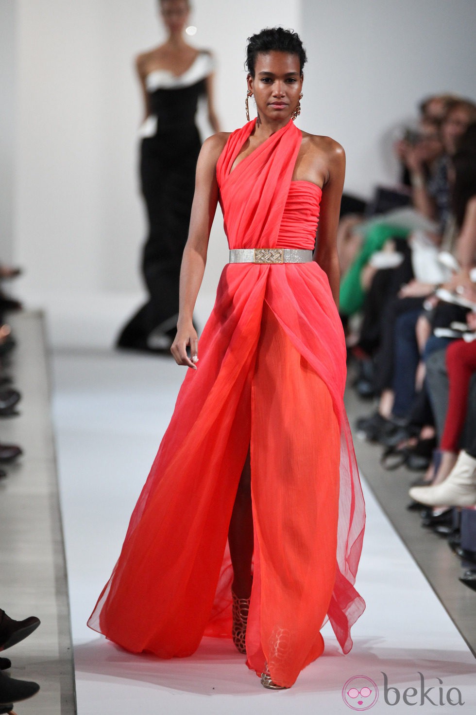 Vestido rojo con escote asimétrico de la Colección Crucero 2013 de Oscar de la Renta