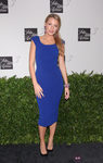 Blake Lively con un vestido azul de la firma Victoria Beckham