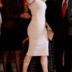 Jennifer Lopez con un vestido en tonos neutros de Victoria Beckham