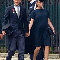 Victoria Beckham con un vestido de su firma navy de premamá