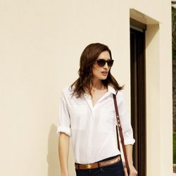 Nieves Álvarez, embajadora de la firma, con lentes Transitions y un look casual