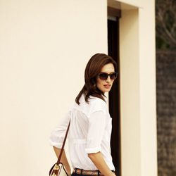 Nieves Álvarez, embajadora de la firma, con lentes Transitions y look elegante